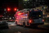 深夜，一辆城市公交车在市中心红绿灯前停下