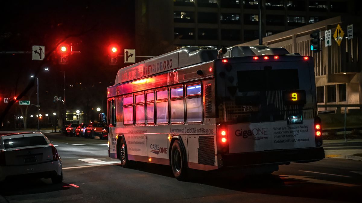 Gece kent trafiginde otobus (temsili gorsel - kazaya ait degildir)