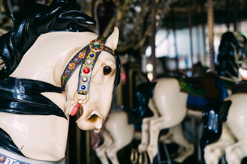 Бесплатное стоковое фото с карнавал, карусель, лошади