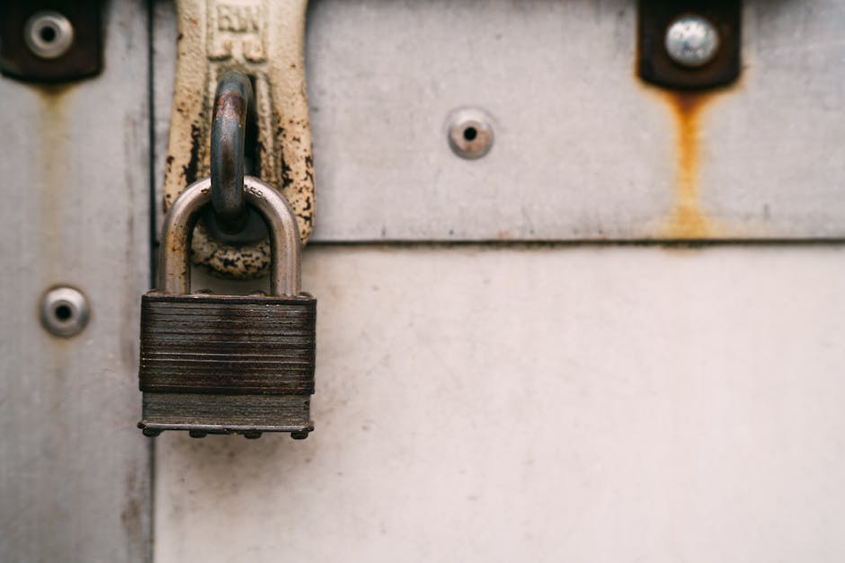 Szczegół uszczelnienia drzwi: próg opadający i taśma akustyczna