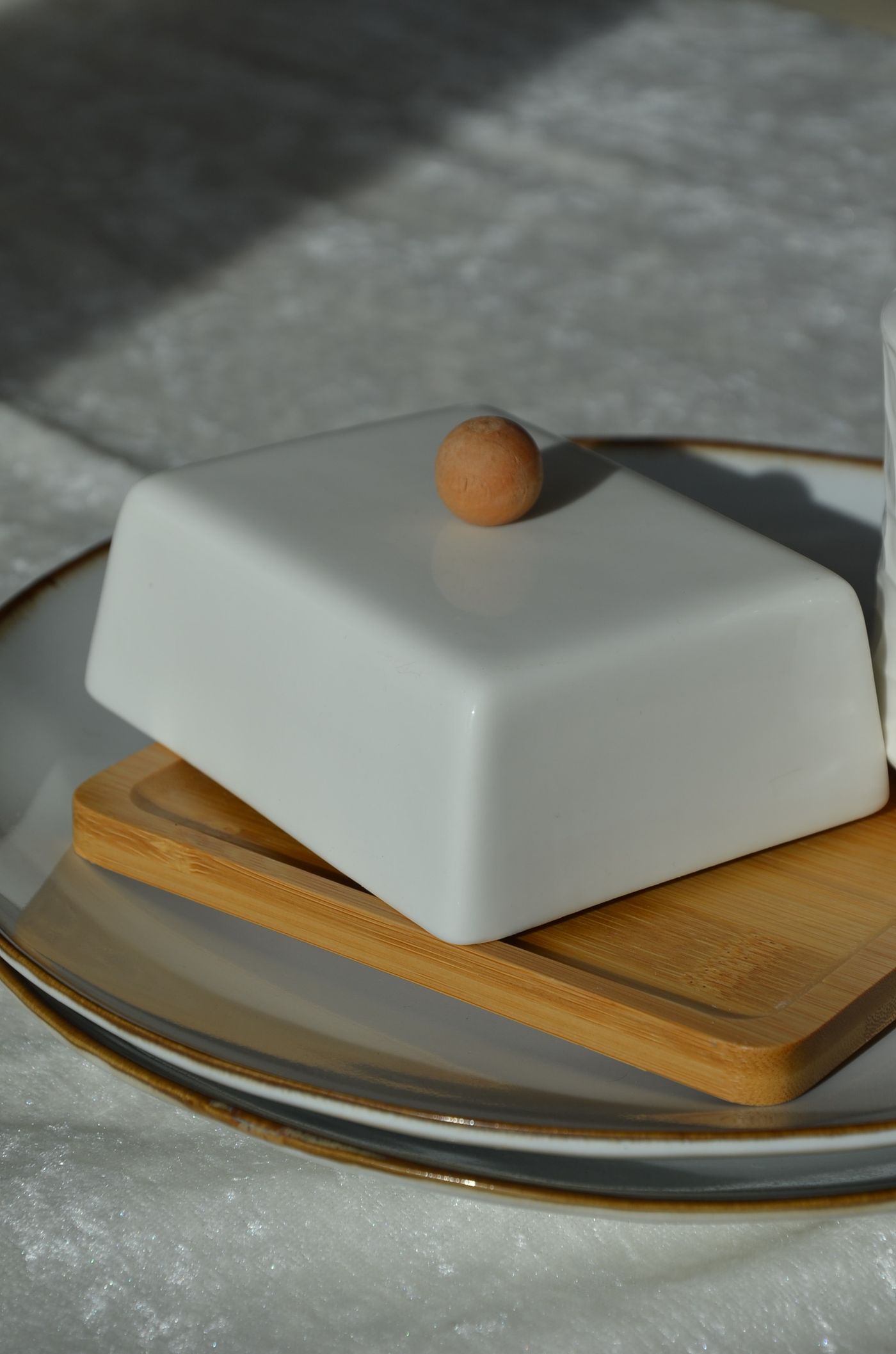 Covered household butter dish for a small working portion away from heat and light