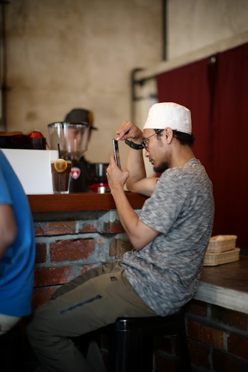 Fotos de stock gratuitas de bar, encimera, gorra blanca