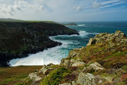 Free Discover stunning eroded cliffs and vibrant coastal scenery along an expansive shoreline on a clear day. Stock Photo