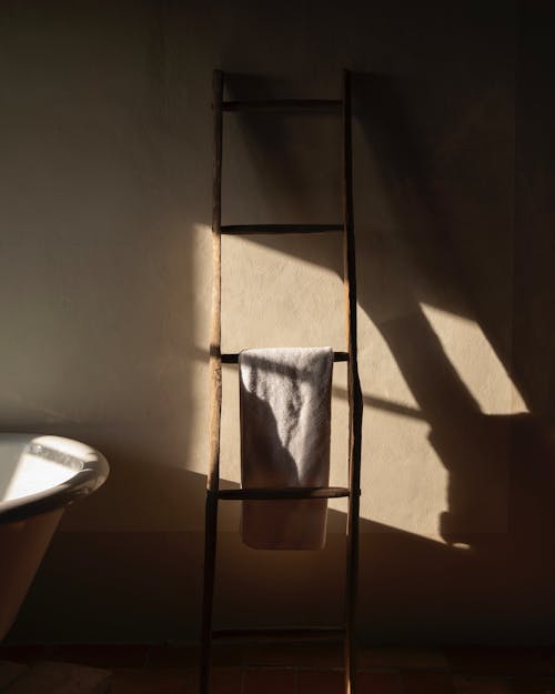 arkadan aydınlatılmış, banyo, dikey atış içeren Ücretsiz stok fotoğraf