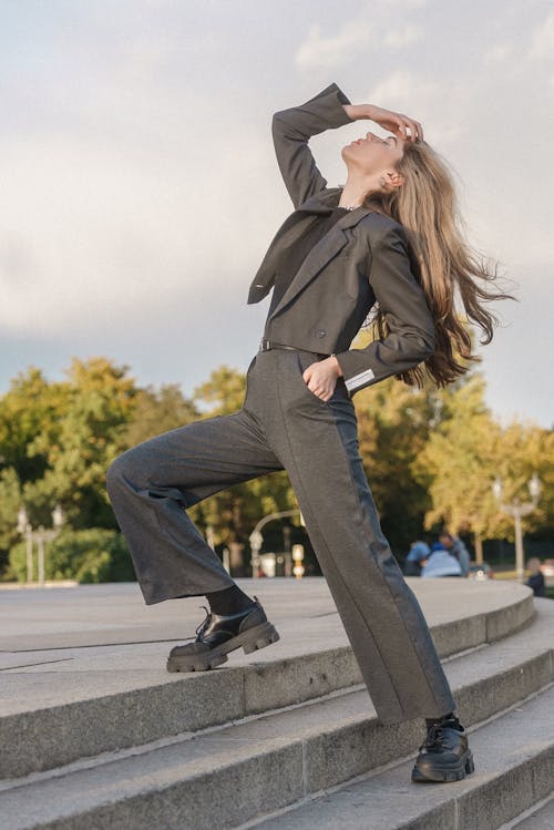 Fotos de stock gratuitas de chaqueta gris, de pie, elegante