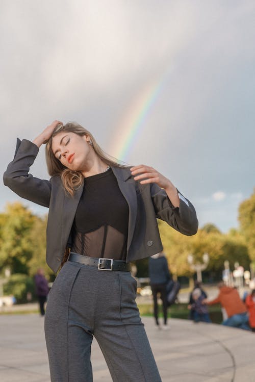 Photos gratuites de arc-en-ciel, blazer gris, chemisier noir