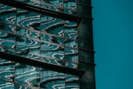 现代玻璃建筑立面的抽象反射创造出独特的视觉效果