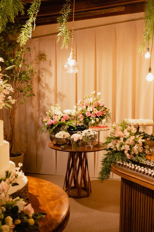 Free Luxurious flower arrangements and decor at a wedding reception in São Luís. Stock Photo