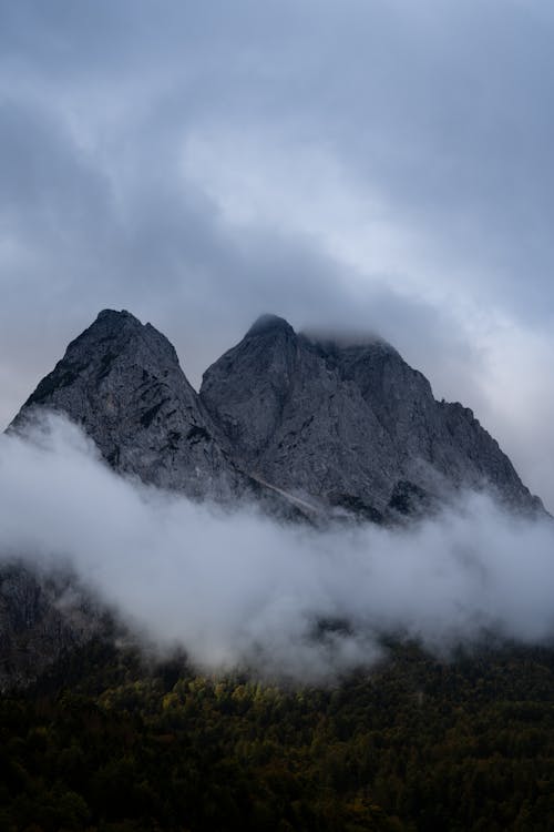 Бесплатное стоковое фото с вертикальный выстрел, высокий, горы
