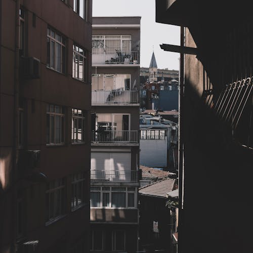 Kostenloses Stock Foto zu apartments, balkone, fenster