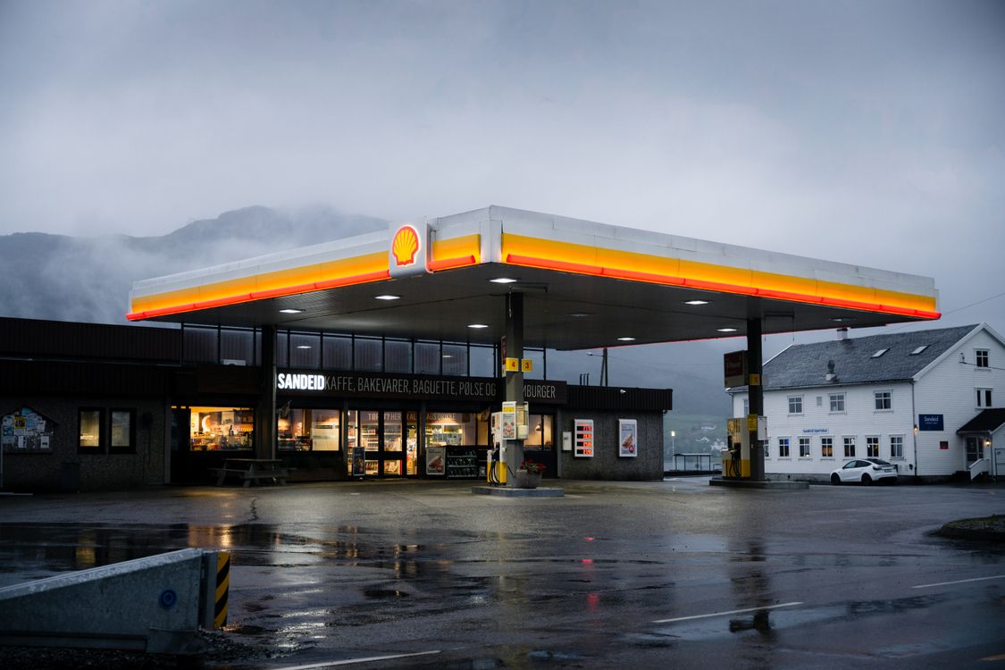 Shell Filling Station during a Foggy Weather · Free Stock Photo