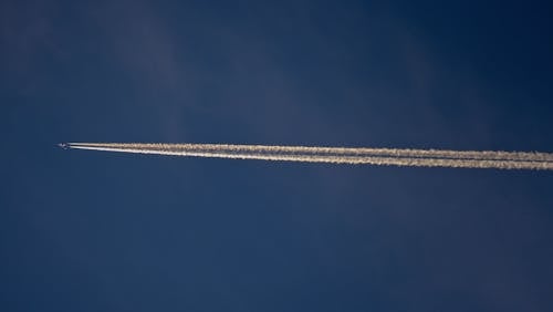 Photos gratuites de avion commercial, traînées de fumée