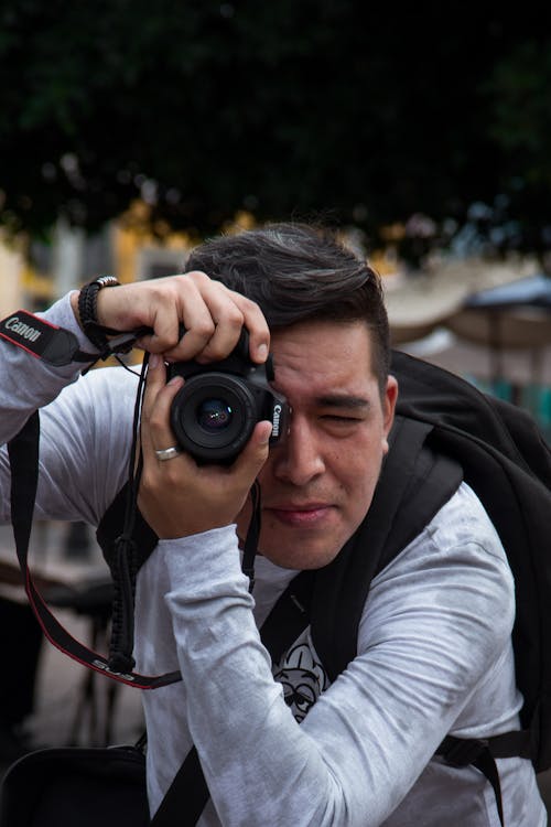 디지털 카메라, 배낭, 백인 남자의 무료 스톡 사진