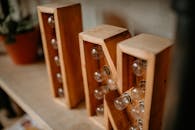 复古木制框架上装满灯泡的特写，营造出乡村风格的装饰氛围