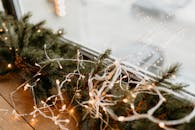 窗台上的松树花环上，闪烁的串灯特写镜头营造出节日的冬季氛围