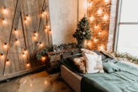 这间卧室温馨喜庆，配有圣诞灯和乡村装饰，是假日灵感的完美选择