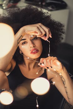 这幅富有创意和情感的肖像描绘了一位手持串灯的女人，灯光将她映照得格外美丽