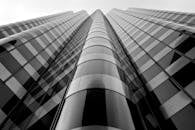 旧金山一座现代摩天大楼的低角度黑白视图，突出玻璃反射效果