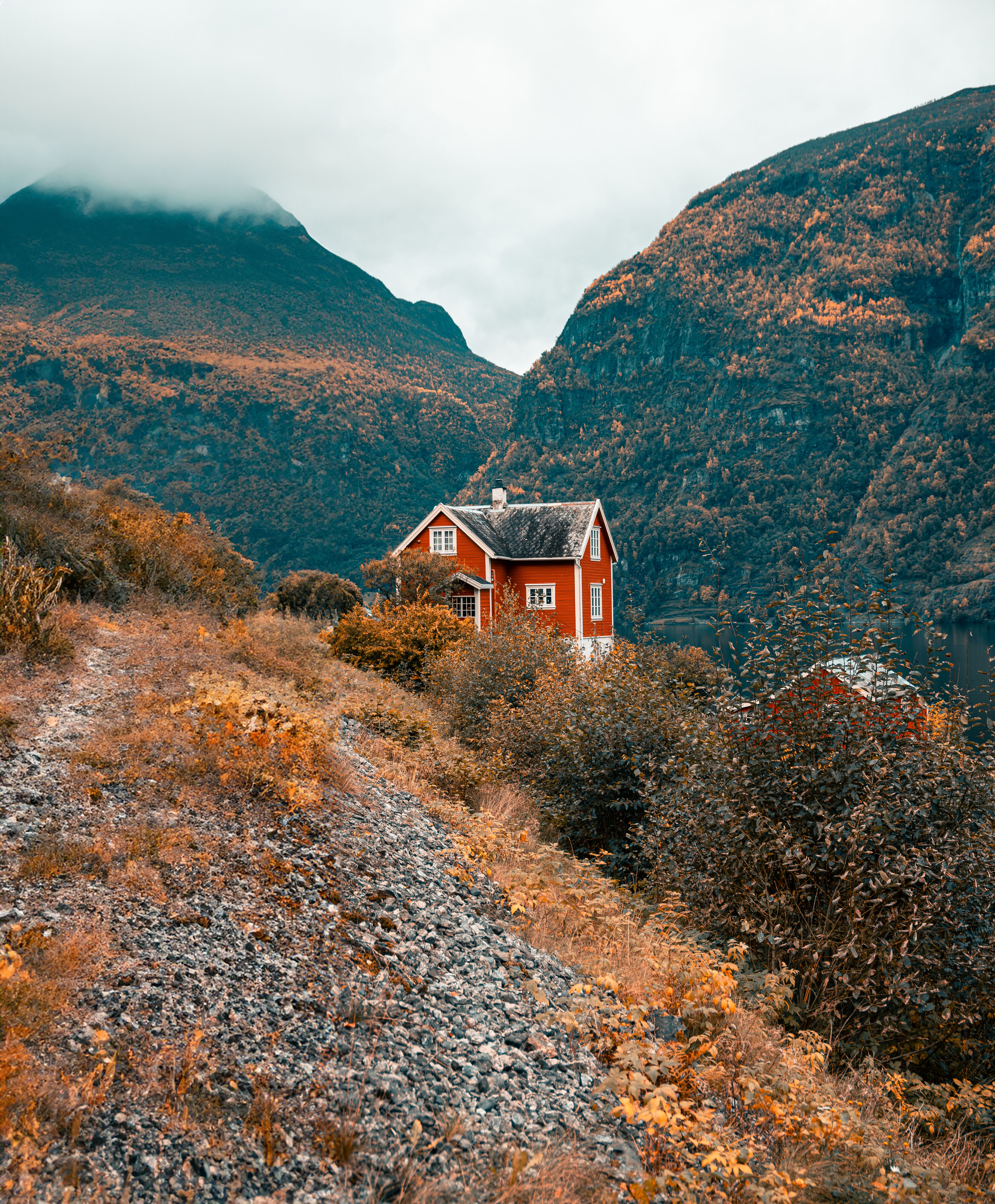 Red House in a Mountain Valley · Free Stock Photo