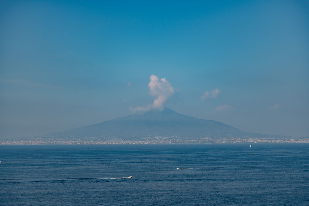 Vezuviul și Golful Napoli, văzute într-o zi senină