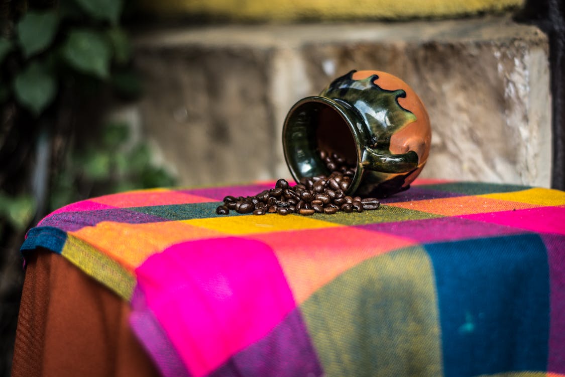 Ücretsiz Pembe Yeşil Ve Sarı Tekstil üzerine Kahverengi Ve Siyah Seramik Kahve çekirdeği Rafı Stok Fotoğraflar