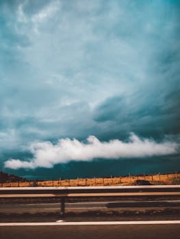 圣保罗的高速公路上，动态的云层盘旋，捕捉着城市旅行的本质