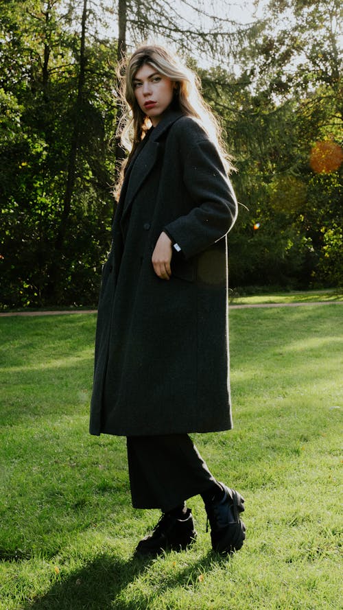Foto profissional grátis de casaco preto, chuteiras, fotografia de moda