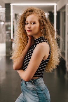 时尚女性在室内自信地穿着休闲服装