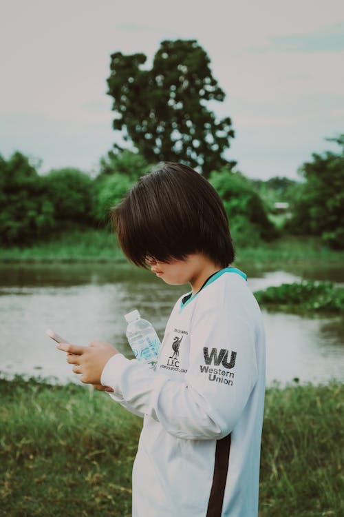 Základová fotografie zdarma na téma brunetka, chlapec, chytrý telefon