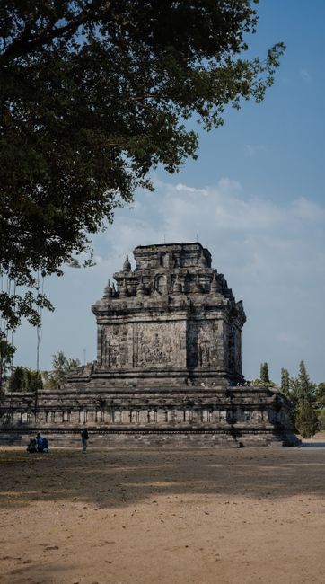Fotomural Explora el histórico Templo Mendut en Java Central, un destacado hito budista.