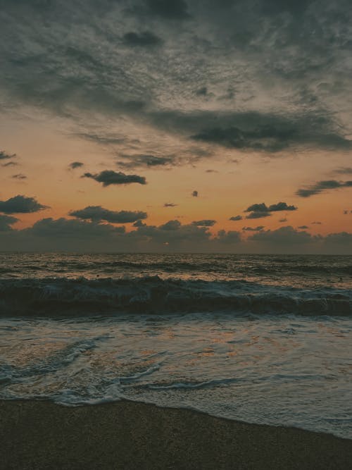 akşam, akşam karanlığı, dalgalar içeren Ücretsiz stok fotoğraf