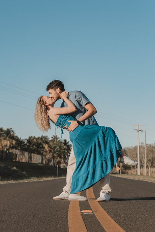 Foto profissional grátis de amoroso, beijando, casal