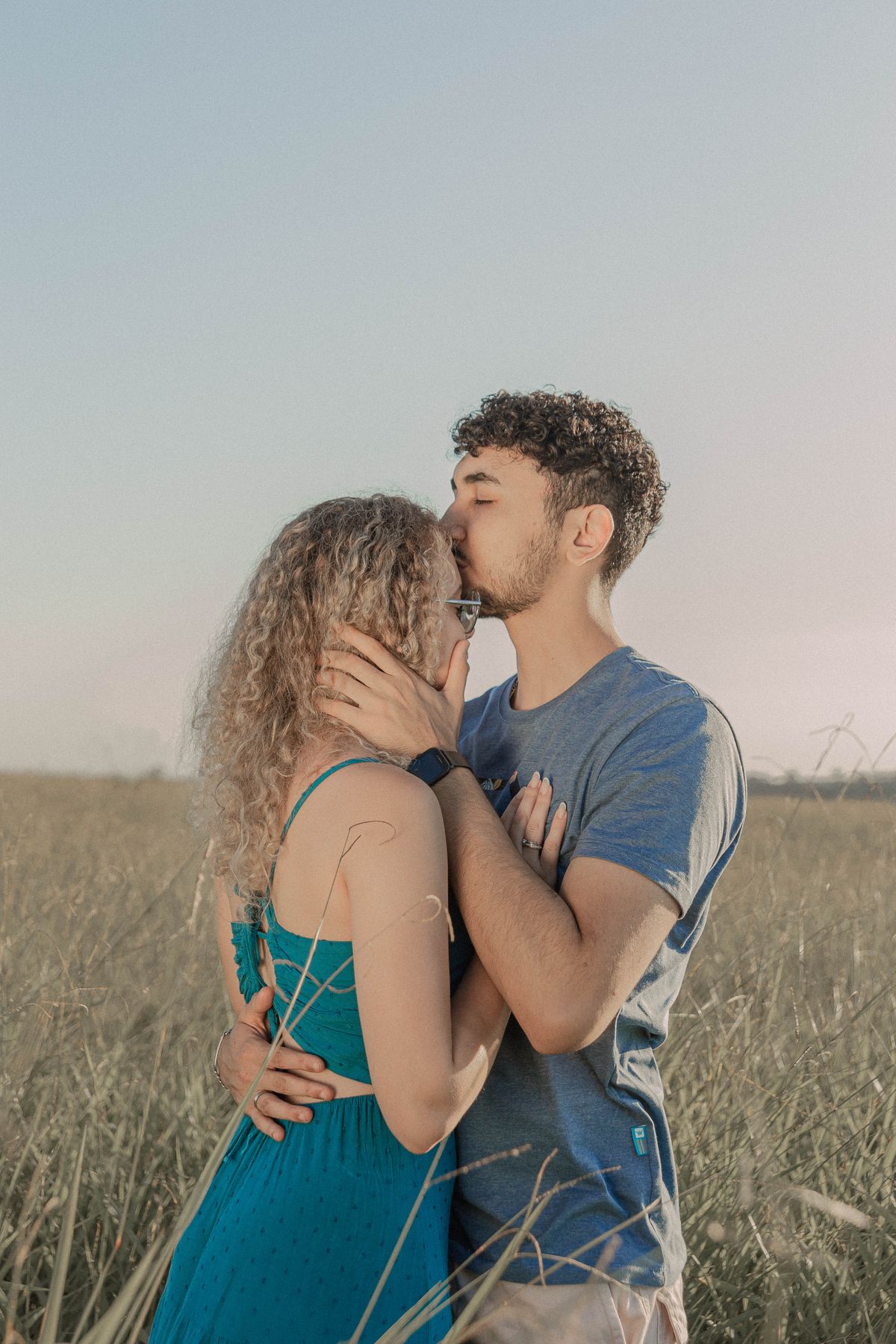 Man kust vrouw op het voorhoofd in een weide