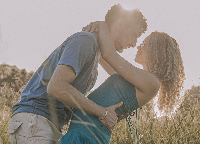 Online dating: starting a conversation on a niche platform