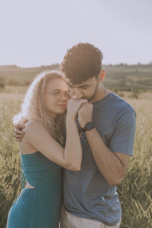 adam, alan, Aşk içeren Ücretsiz stok fotoğraf