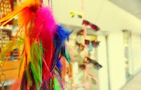 热闹的市场里展出了色彩缤纷的羽毛和太阳镜