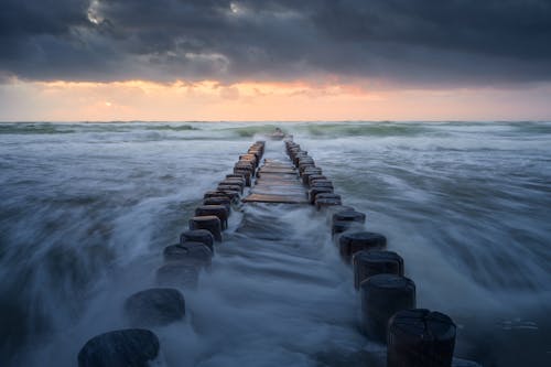 Kostenloses Stock Foto zu bedeckt, küste, meer