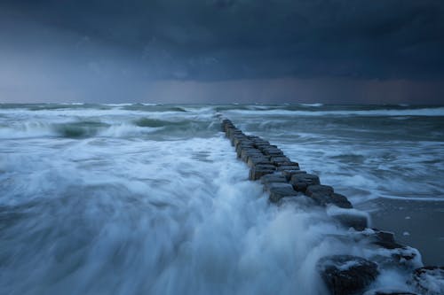 Бесплатное стоковое фото с берег, брызги, буря