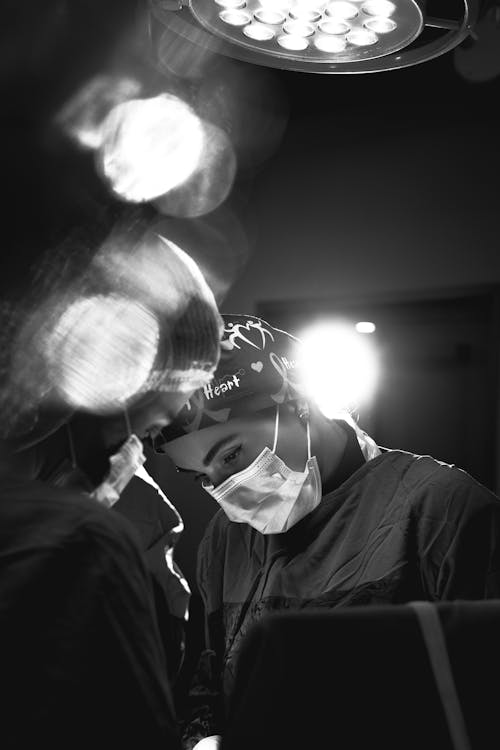 Kostnadsfri bild av fokus, kirurg, kirurgisk mask