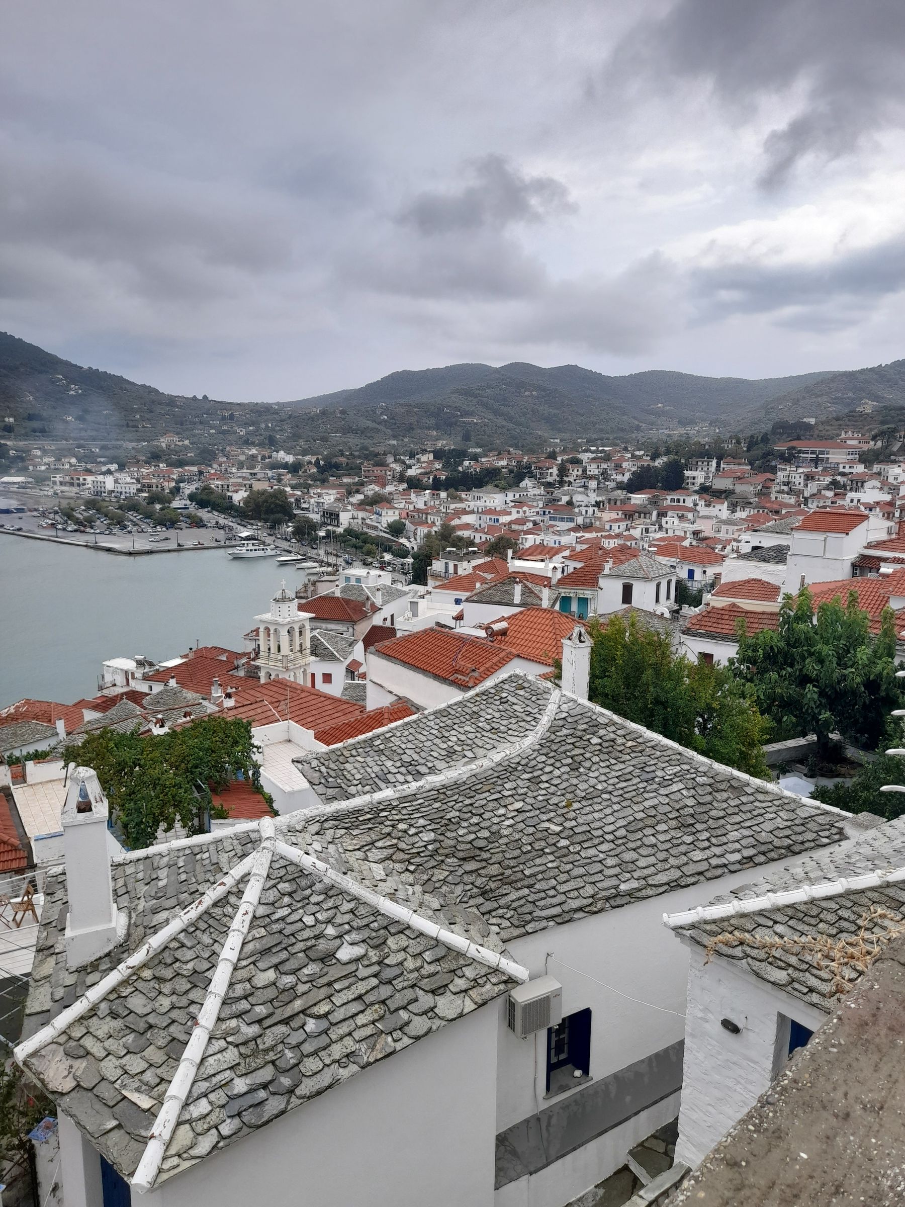 Küstenort auf Skopelos zwischen Meer und grünen Bergen