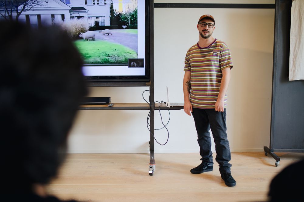 A recruiter talking to camera in the workshop — Matheus Bertelli on Pexels