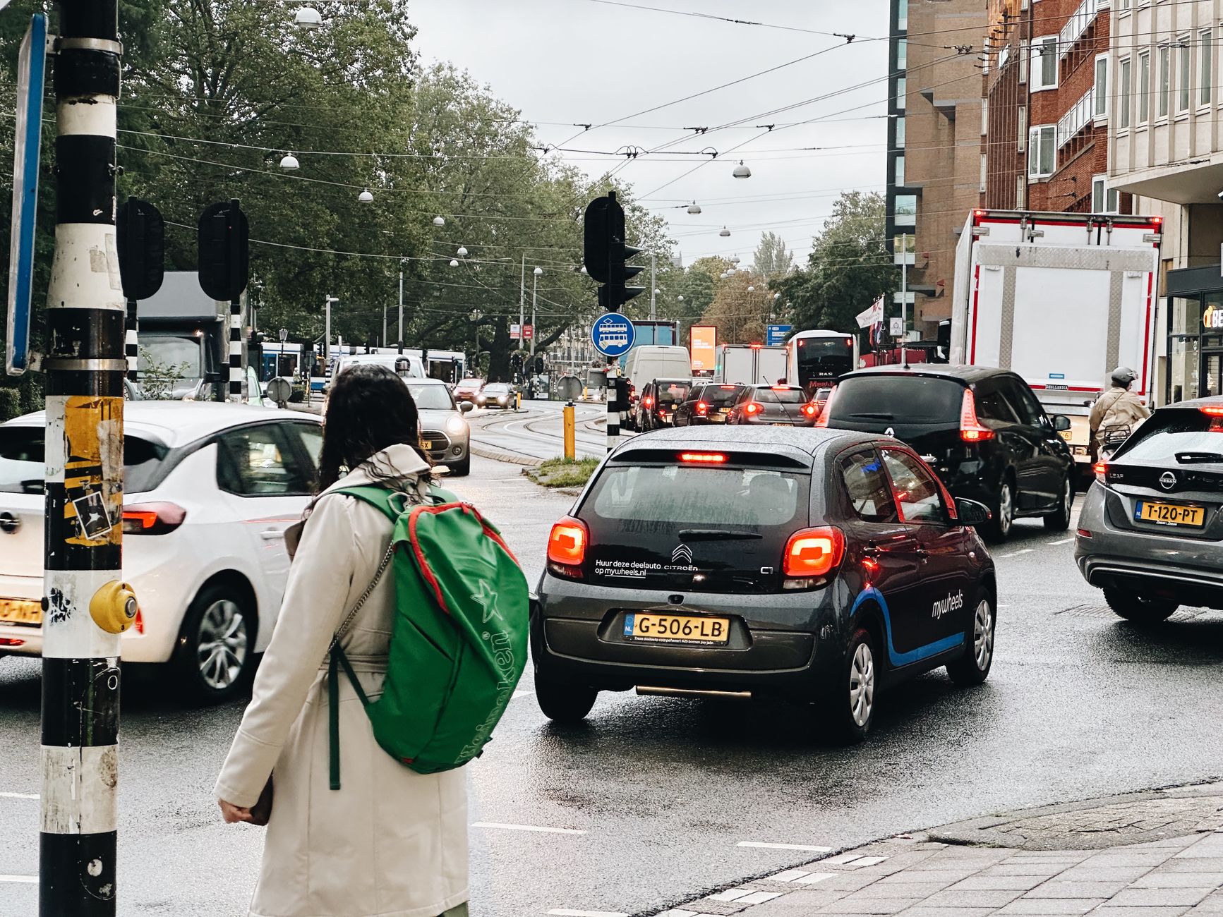Hollanda'da yağmurlu bir sokak