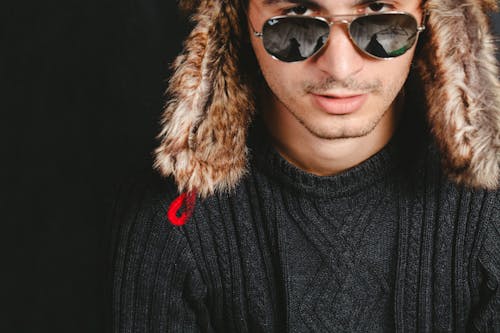 Pria Mengenakan Sweater Crew Neck Kabel Rajut Hitam Saat Mengambil Foto