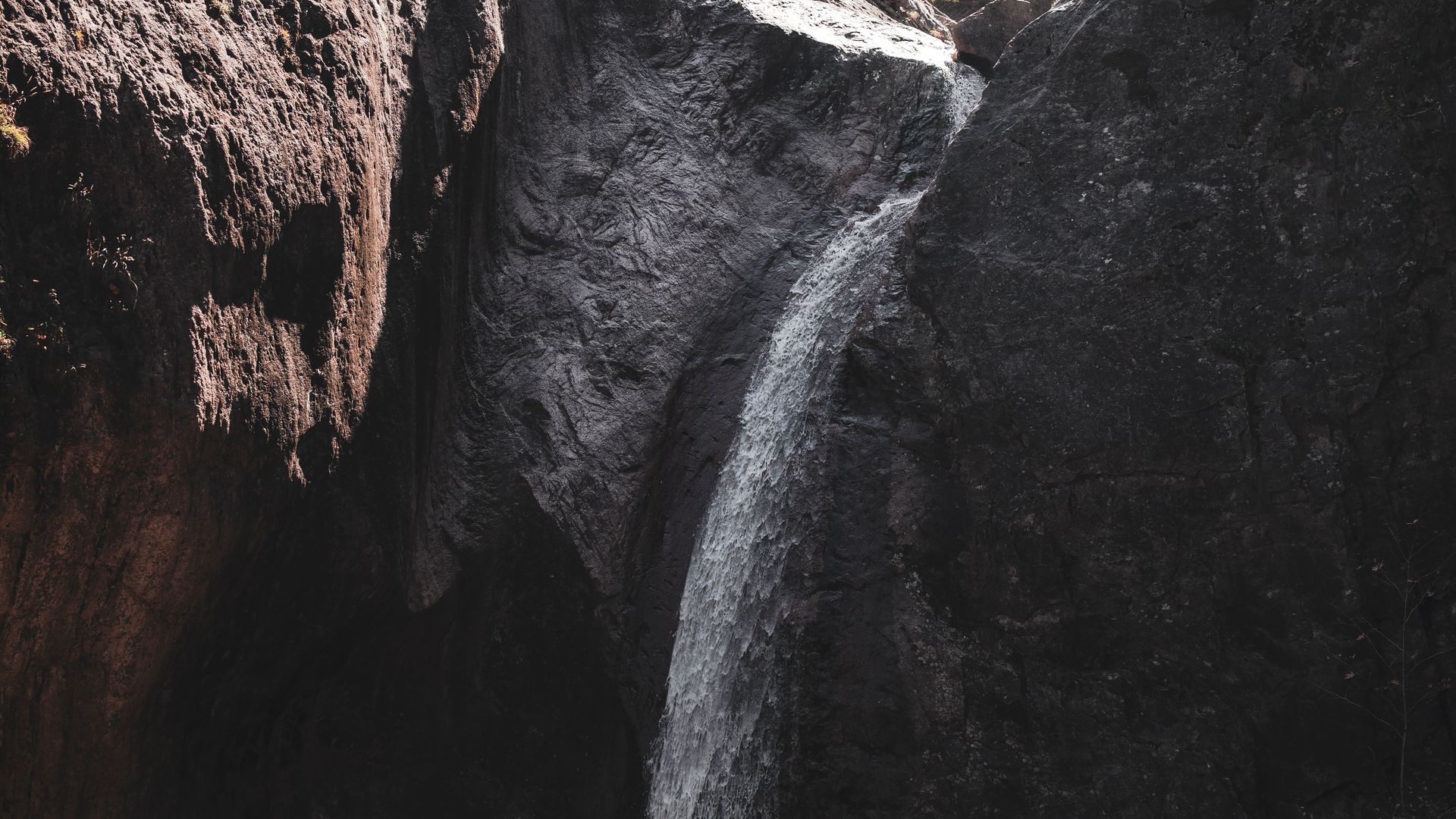 Pemandangan waterfall dan bebatuan di kawasan Seoraksan Korea Selatan