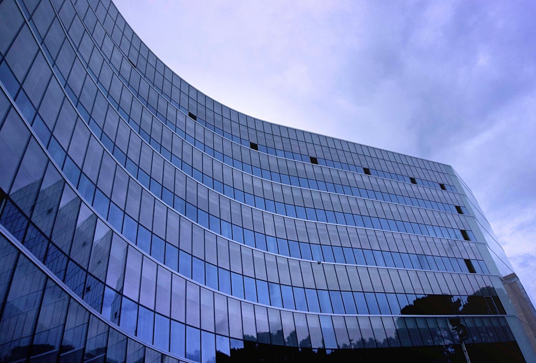 Foto De Vista De Ojo De Pez Del Edificio De Vidrio Alto Piso Sobre Blanco Cielo Nublado Durante El Día