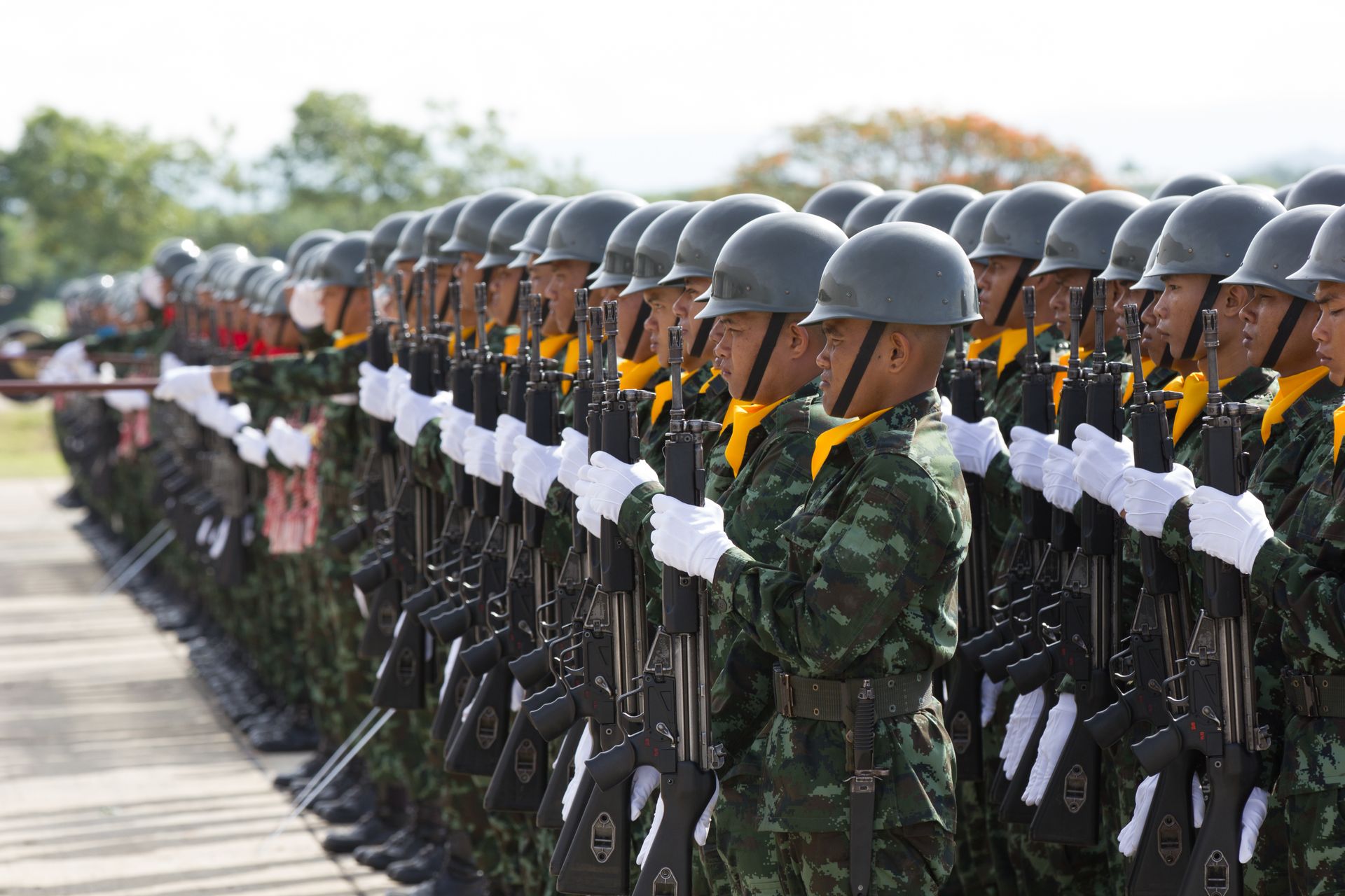 Des soldats défilant en formation lors d'un défilé militaire