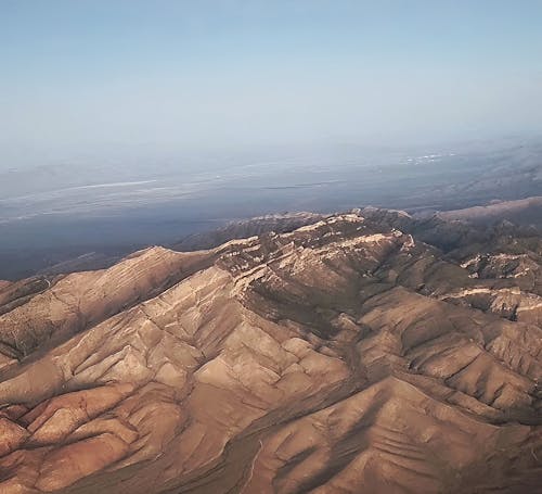 Foto profissional grátis de cadeia de montanhas, janela do avião, natureza