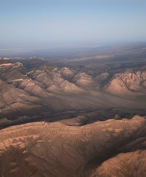 Foto profissional grátis de cadeia de montanhas, janela do avião, natureza