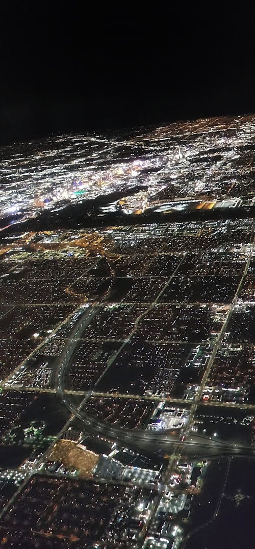 Foto profissional grátis de cena noturna, cidade à noite, janela do avião