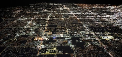 Foto profissional grátis de cena noturna, cidade à noite, janela do avião